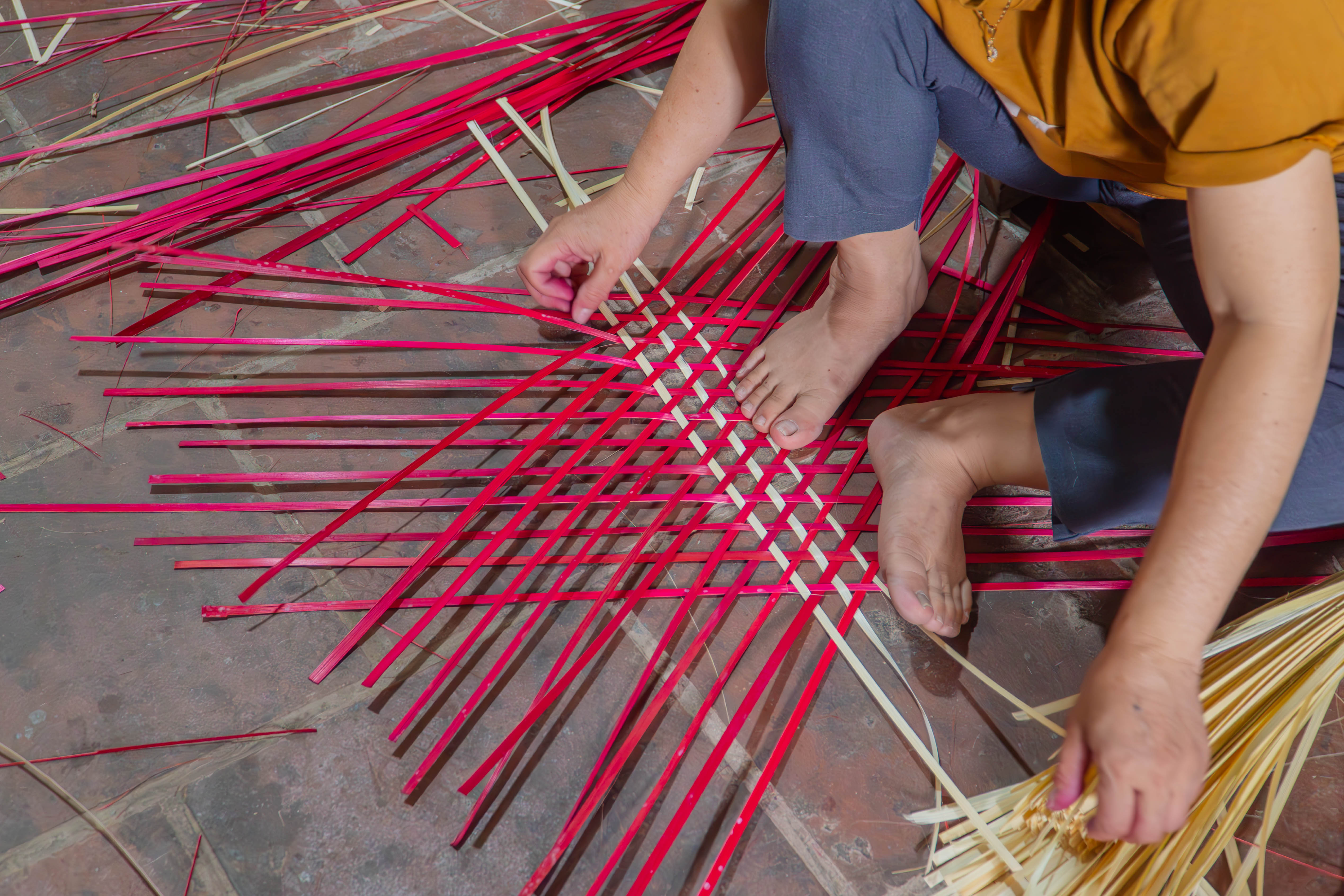 Nghề Đan Túi Cói Truyền Thống – Sinh Kế Bền Vững Cho Phụ Nữ Nông Thôn