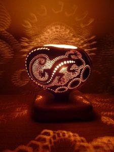 Đèn dừa đục lỗ trang trí hoa văn đơn giản 