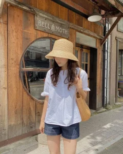 Cách phối đồ với túi cói đi biển